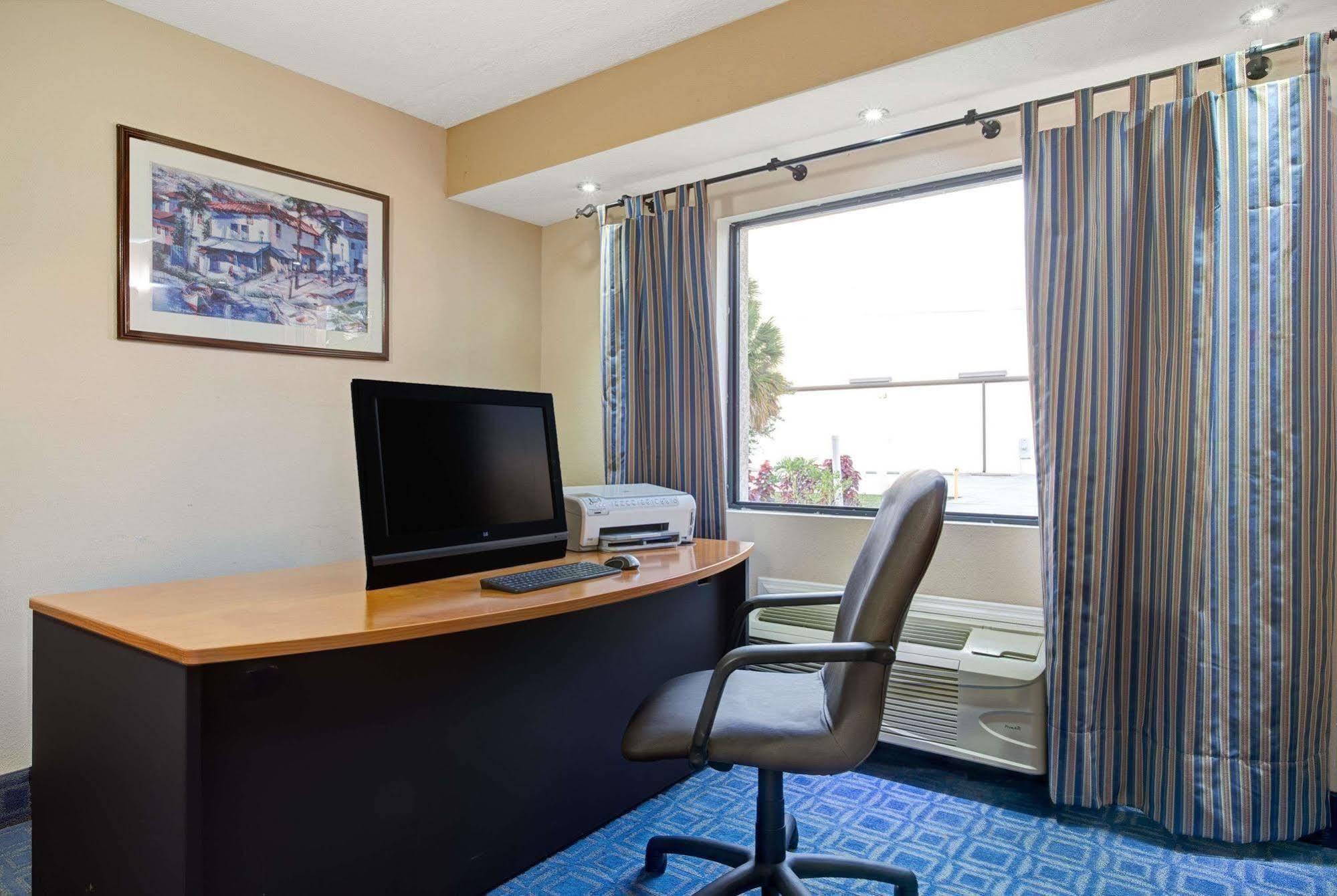 Days Inn & Suites By Wyndham Tampa - Ybor City Εξωτερικό φωτογραφία