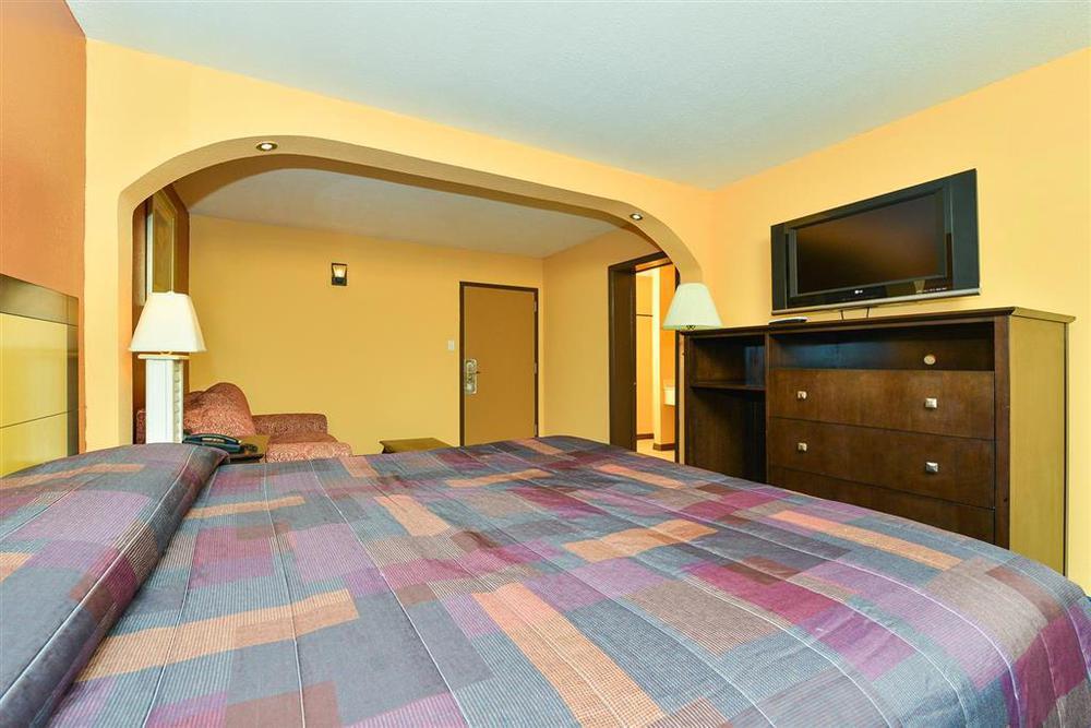 Days Inn & Suites By Wyndham Tampa - Ybor City Δωμάτιο φωτογραφία